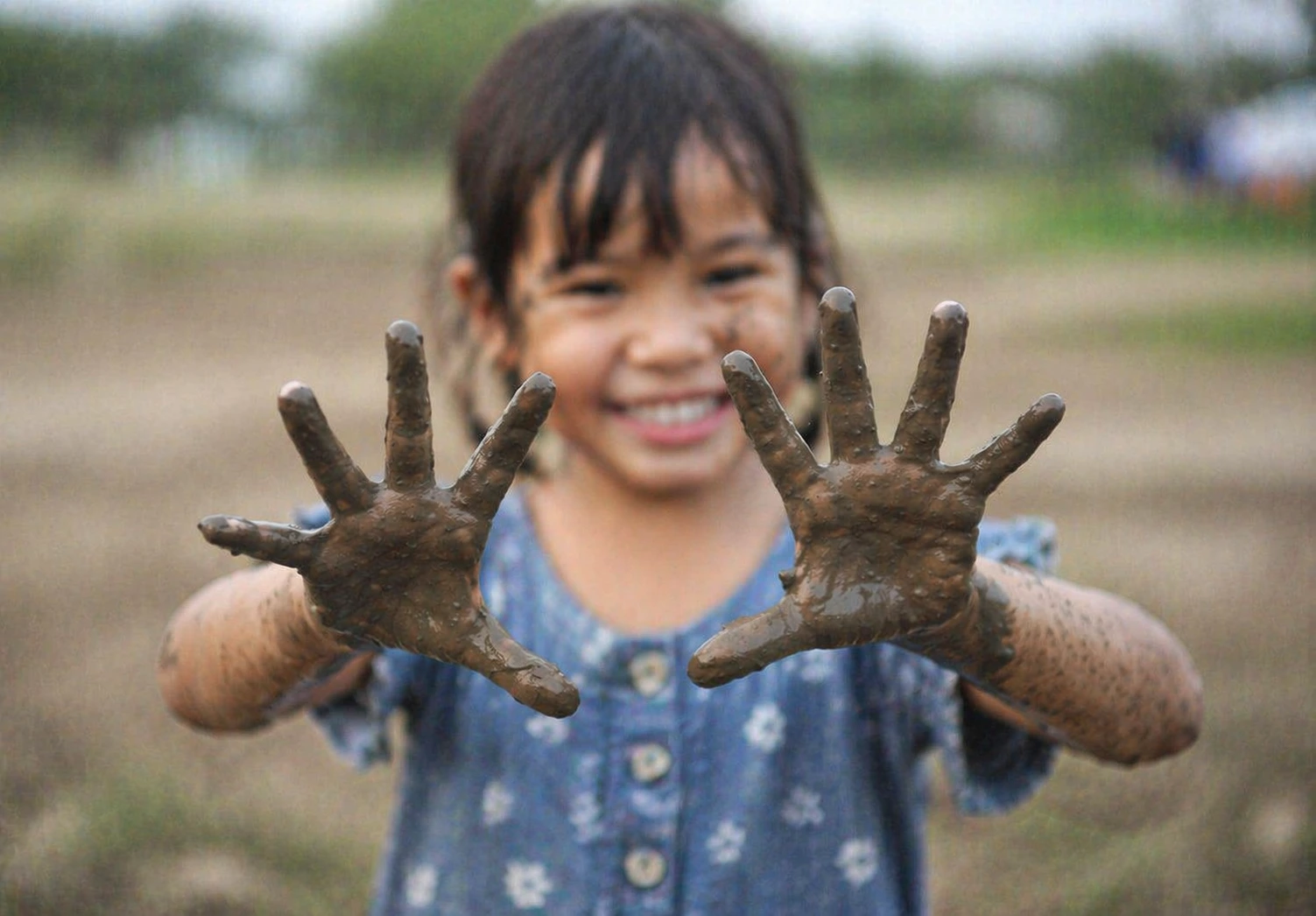 Criança explorando com as mãos