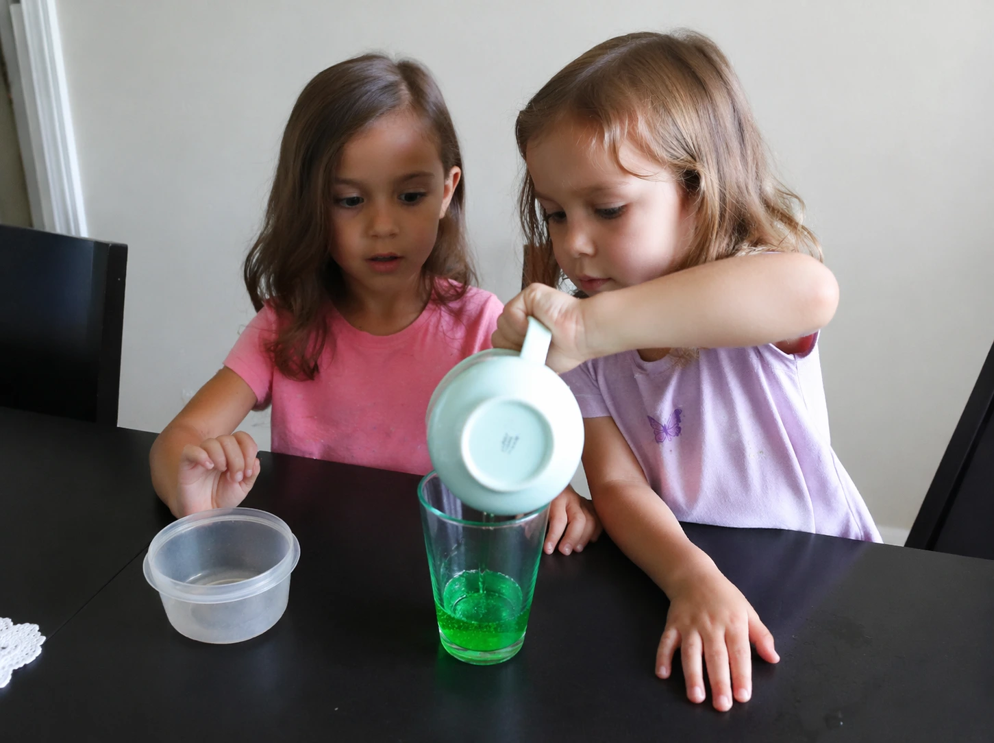 Criança explicando o que descobriu